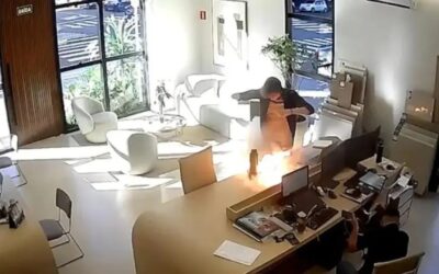 VÍDEO: Celular conectado à tomada explode e provoca incêndio em escritório; assista
