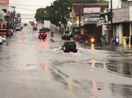Chuva provoca alagamento na Rua Jaguarari; motoristas estão voltando pela contramão