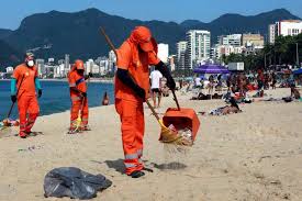 Garis recolhem mais de 280 toneladas de lixo das areias de Copacabana, após o show da Madonna