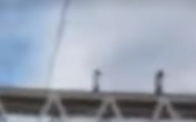 VÍDEO: Adolescentes são flagradas correndo em cima de cobertura de passarela em Parnamirim