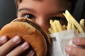 Uma a cada três crianças está acima do peso no Brasil, segundo estudo