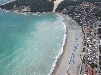 Fiscalização interdita bar na orla da praia de Ponta Negra
