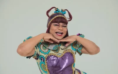 “Cinderela”, personagem de Jeison Wallace, transforma o dia a dia urbano em fonte de humor no espetáculo “Toda Cidade Tem”