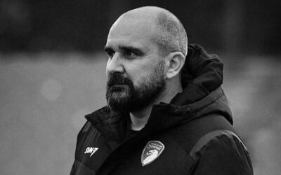 Tragédia no futebol: técnico morre durante jogo de campeonato na Europa