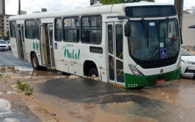 VÍDEO: asfalto cede e ônibus cai em buraco na Avenida Prudente de Morais